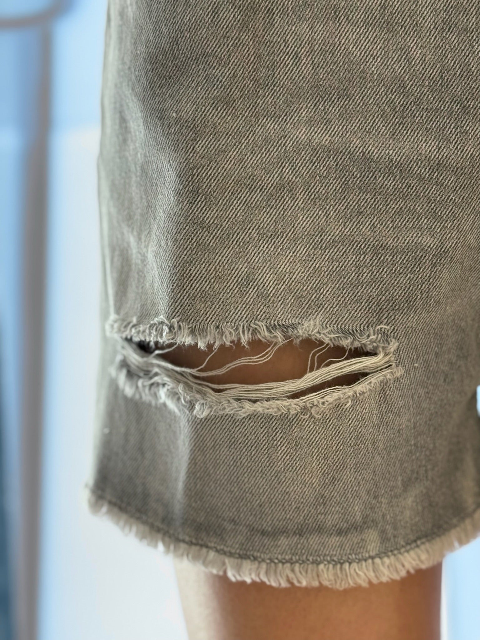SHORTS BOTTONE GIOIELLO GRIGIO